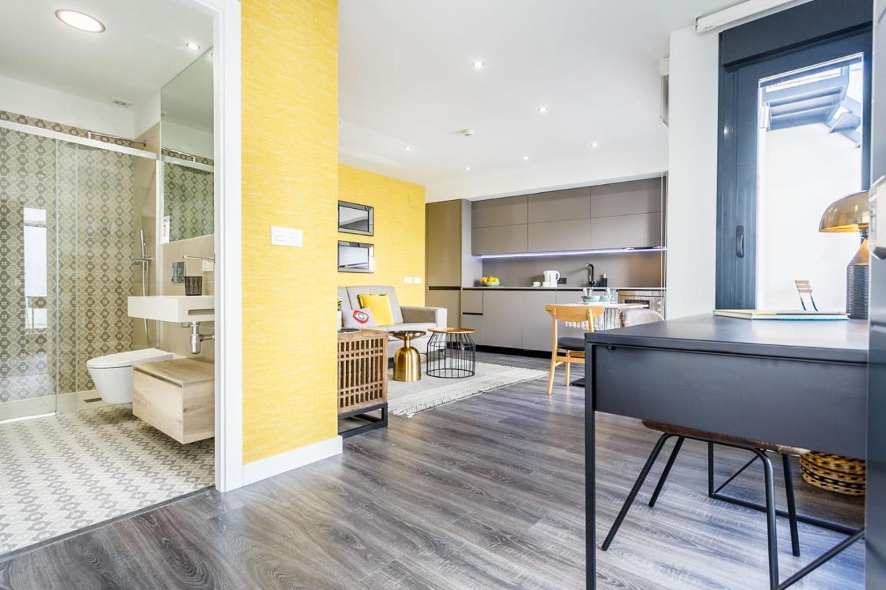Precioso Atico De Diseno, Gran Terraza De 35 M2 Y De 16 M2 Y Garaje En Pleno Centro Appartamento Siviglia