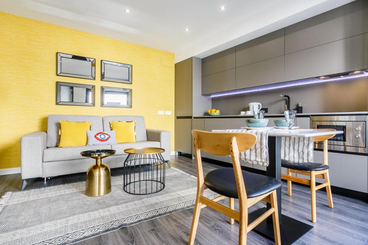 Precioso Atico De Diseno, Gran Terraza De 35 M2 Y De 16 M2 Y Garaje En Pleno Centro Séville